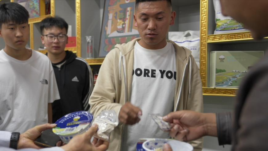 男子带娃高速路边煮面,841995论坛网站2017年84199,最新热门解答落实_经典版V15.63